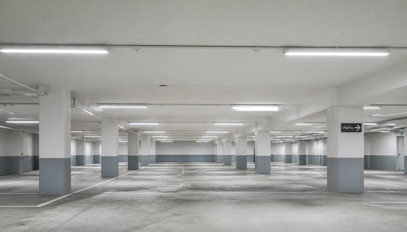 Trapphus och garage i en fastighet med LED-belysning