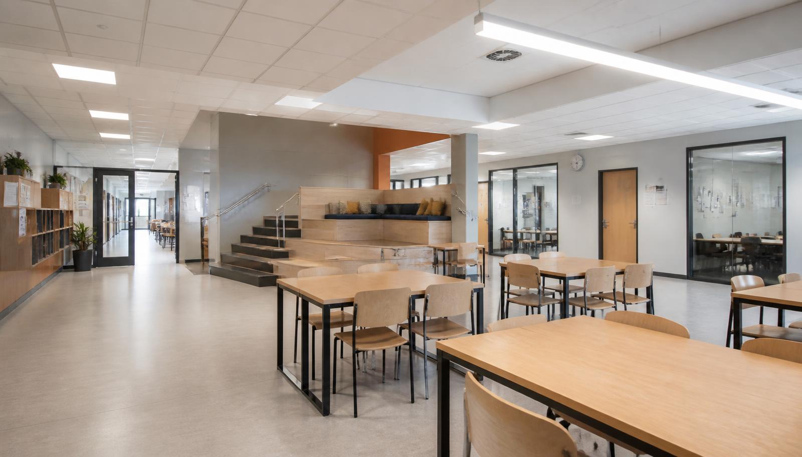 Skolmiljö med LED-belysning i taket
